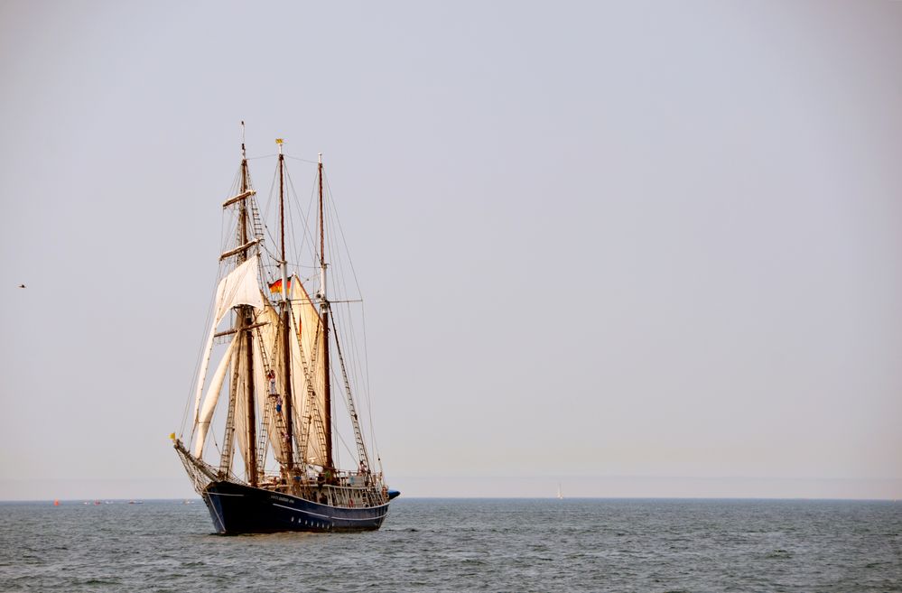 Die "Santa Barbara Anna" vor Warnemünde