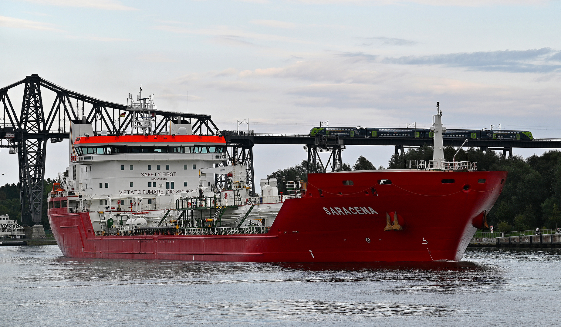 Die SARACENA im Nord-Ostsee-Kanal bei Rendsburg