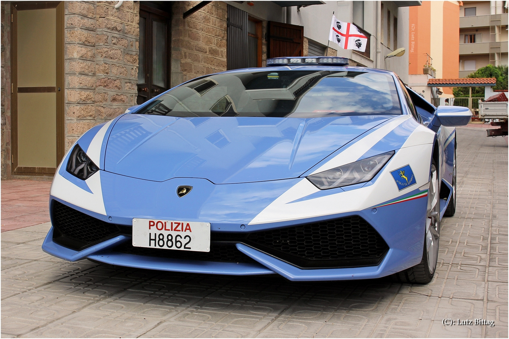 Die sardische Autobahn-Polizei fährt Lambo