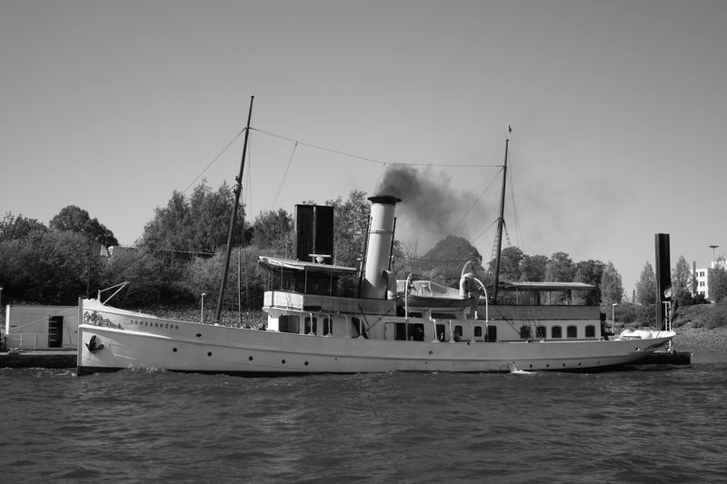 Die Schaarhörn dampfend im Hamburger Hafen.