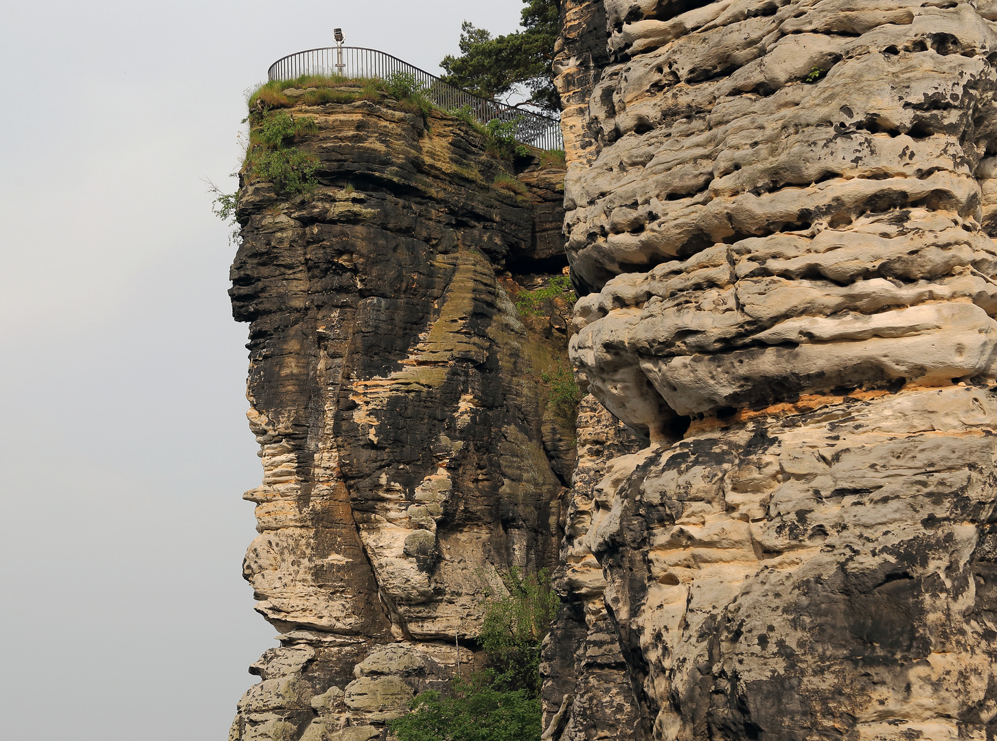 Die Schäden unter der Aussichtsplattform sollen wesentlich schlimmer sein an der Bastei...