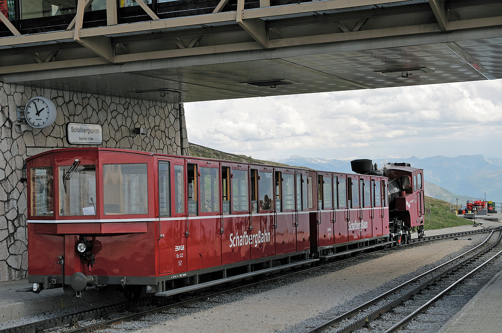 Die Schafberg Dampf-Zahnradbahn wartet auf die Abfahrt in´s Tal.