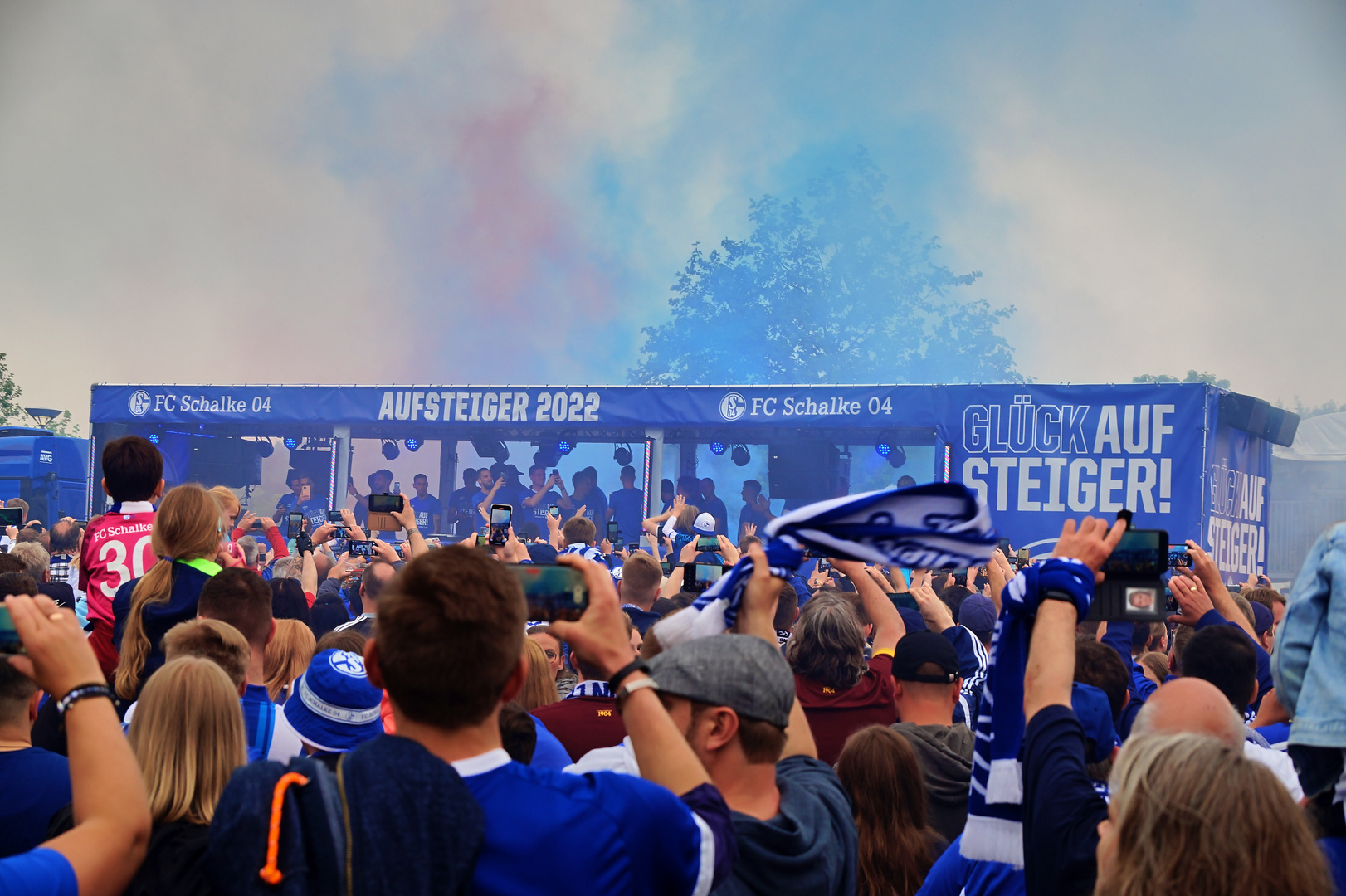 Die Schalke 04 Aufstiegsfeier an der Veltins Arena In Gelsenkirchen