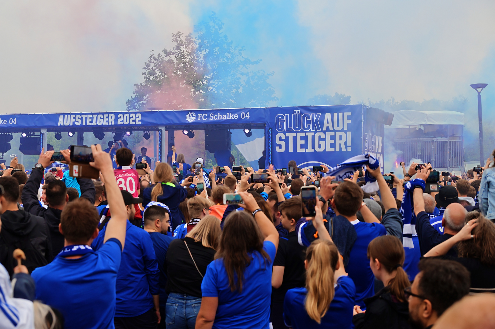 Die Schalke 04 Aufstiegsfeier an der Veltins Arena In Gelsenkirchen