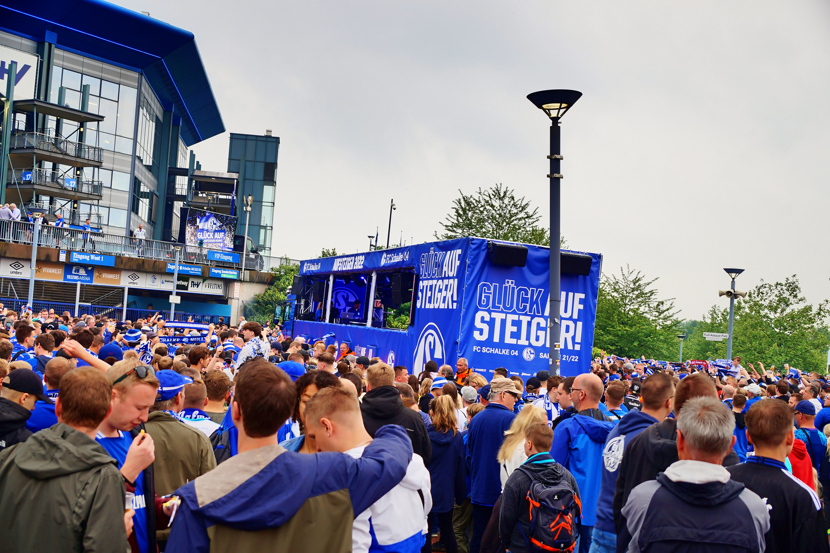 Die Schalke 04 Aufstiegsfeier an der Veltins Arena In Gelsenkirchen