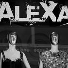 Die Schaufensterpuppen in Aleaxas Modegeschäft, geben mit ihren Spiegelgesichtern...