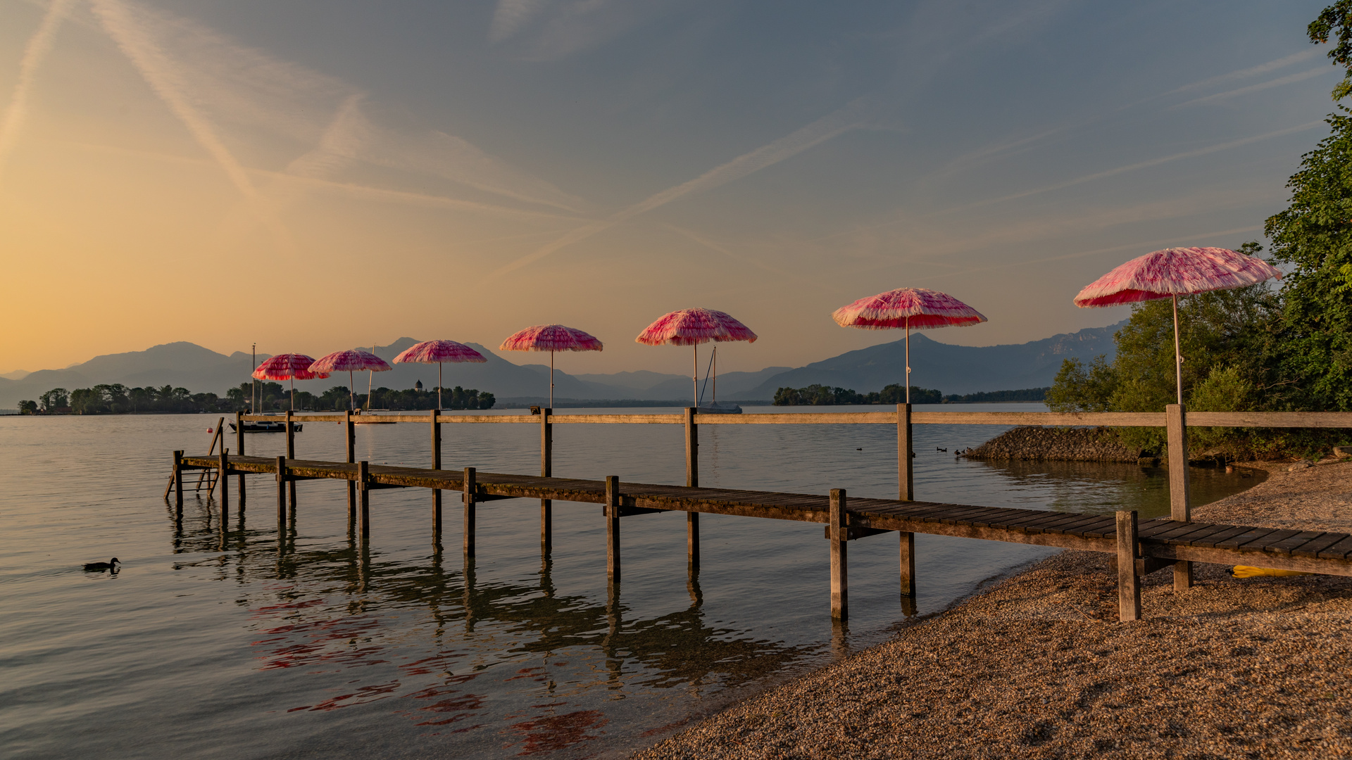 Die Schirme sind offen am Chiemsee