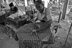 die schirmreparaturwerkstätte am markt, burma 2011