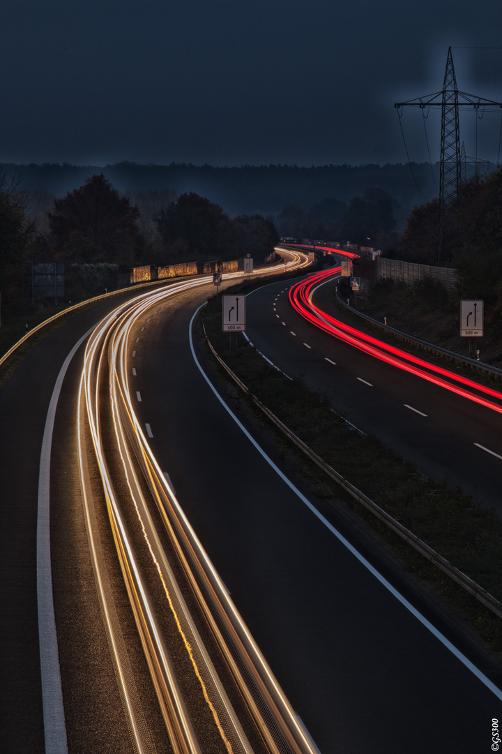 die Schlange zieht sich durch die Nacht.....