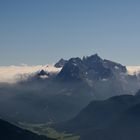 Die Schlechtwetterwolken bleiben noch an den Gipfel der Sextener Gipfel hängen,...