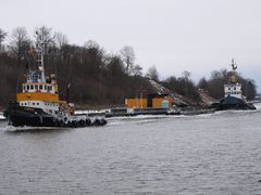 Die Schlepper CONRAD und MORITZ mit einem Ponton auf dem Nord-Ostsee-Kanal
