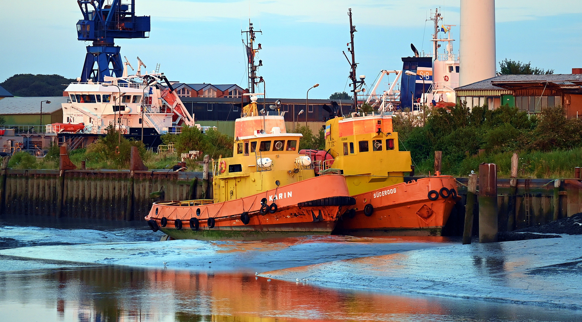 Die Schlepper KARIN und SÜDEROOG bei Ebbe im Husumer  Hafen