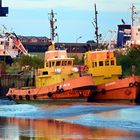 Die Schlepper KARIN und SÜDEROOG bei Ebbe im Husumer  Hafen