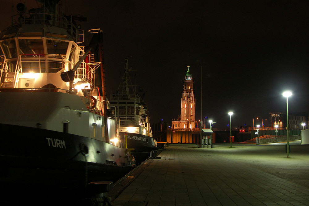 Die Schlepper "Turm" und "Bremerhaven" vor dem Simon-Loschen Leuchtturm in Bremerhaven.