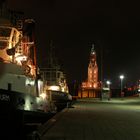 Die Schlepper "Turm" und "Bremerhaven" vor dem Simon-Loschen Leuchtturm in Bremerhaven.