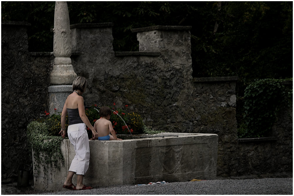 Die Schlossherrin mit ihrem Prinzen beim Baden