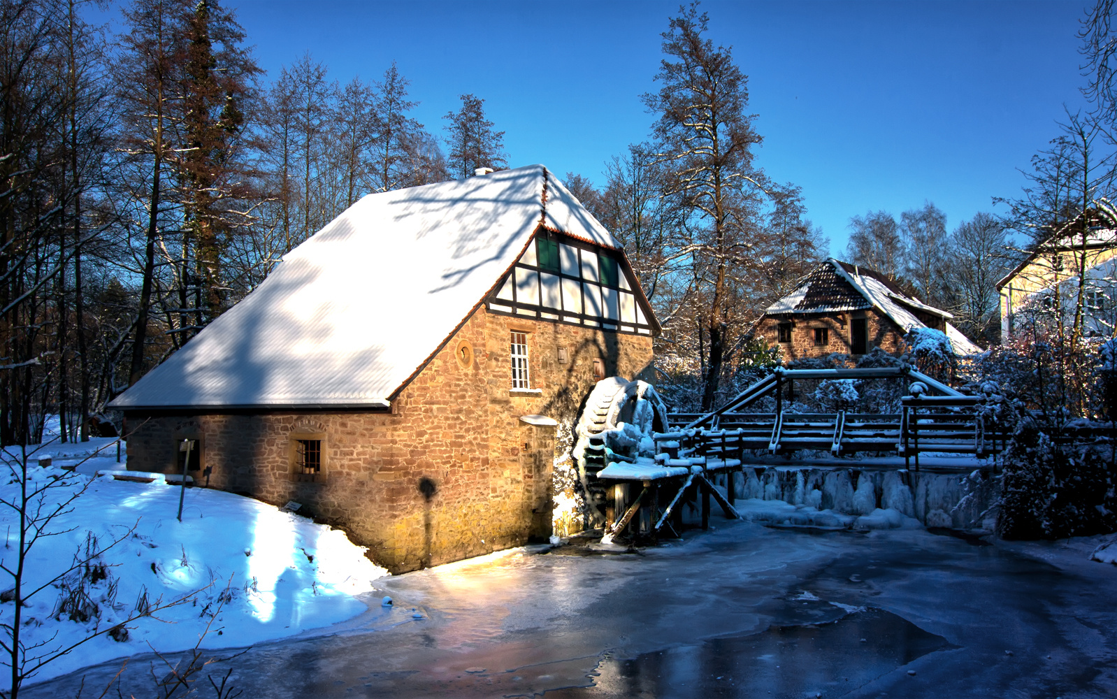 Die Schloßmühle am Schloß Brake im Winterkleid