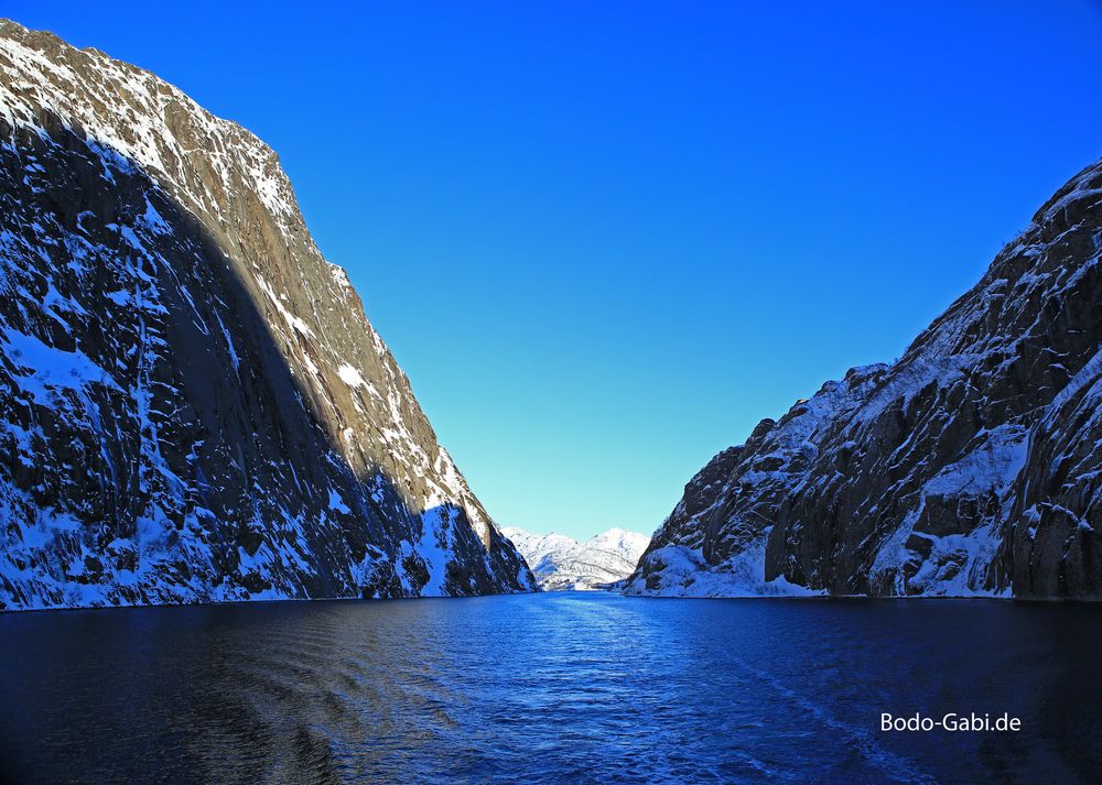 Die schmale Einfahrt in den Trollfjord