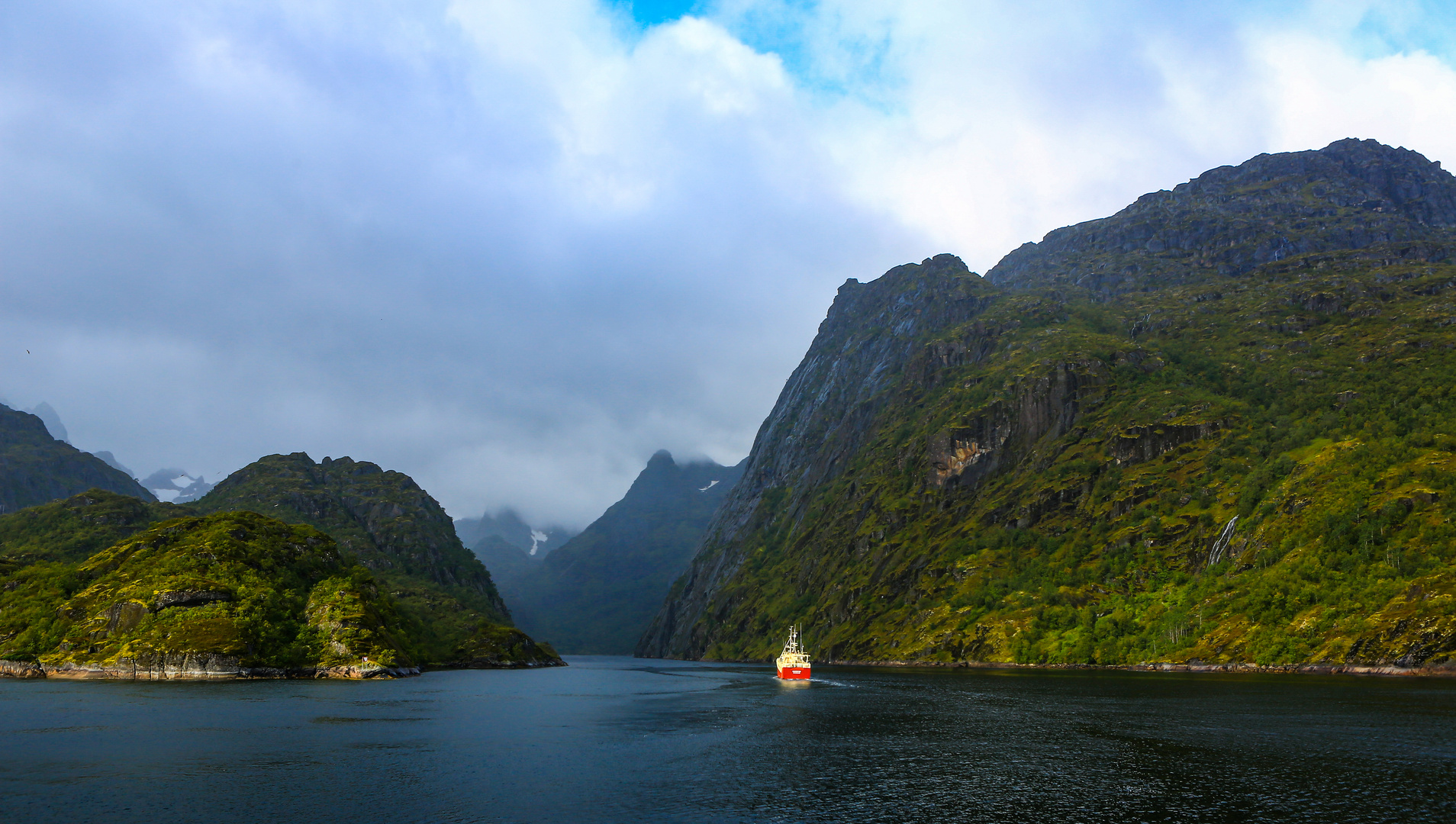 Die schmale Einfahrt in den Trollfjord