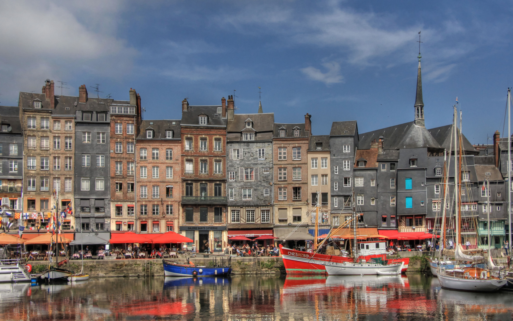 Die schmalen Fischerhäuser am Bassin von Honfleur (Normandie)...