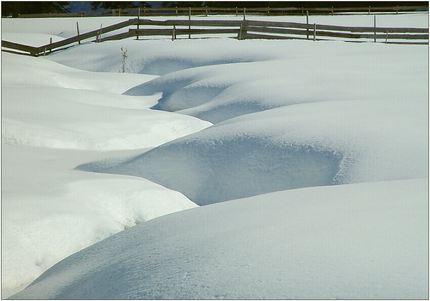 Die Schneeberge über dem kleinen Mäandertal