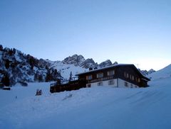 Die Schneehütte am Berg