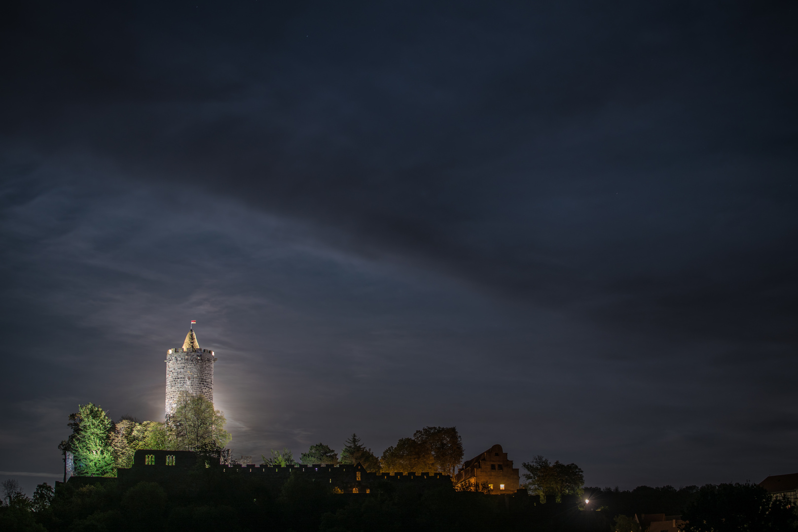 Die Schönburg verdeckt den Vollmond