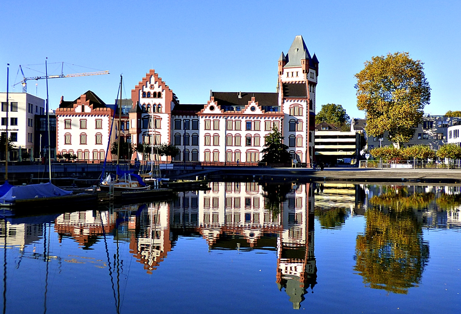 Die schöne, alte Hörder Burg . . .