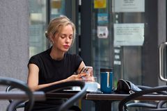 Die schöne Blondine ...