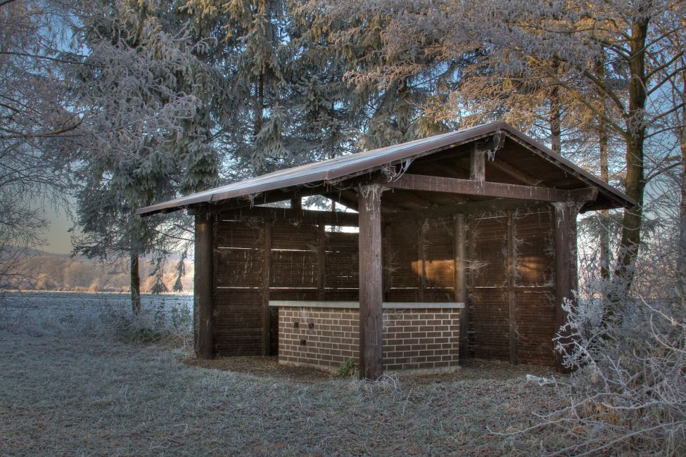 Die schöne Hütte am See geschmückt mit eiskalten Spinnenweben;-)