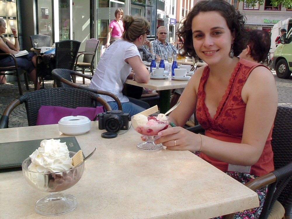 Die schöne Psychologin freut sich auf den Eisbecher