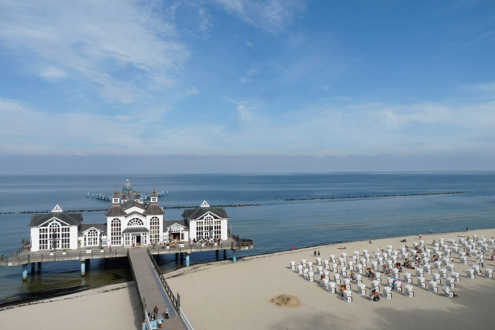 Die schöne Seebrücke im Ostseebad Sellin auf Rügen .....