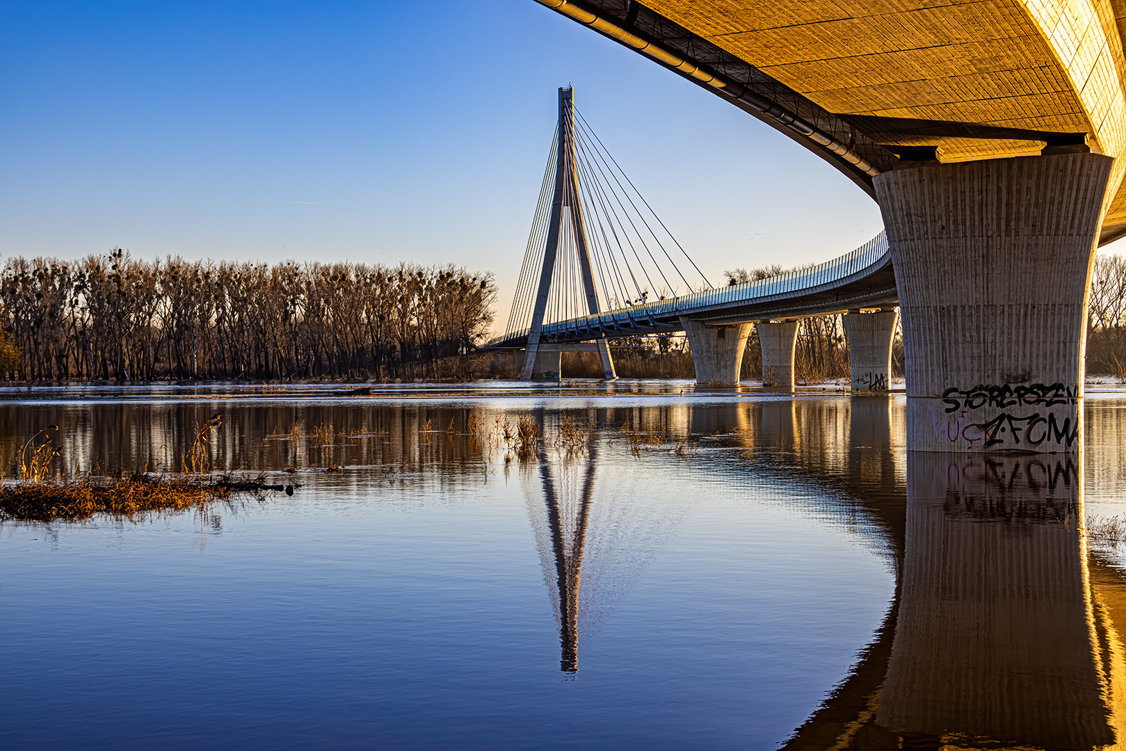 Die Schönebecker Elbauenbrücke...