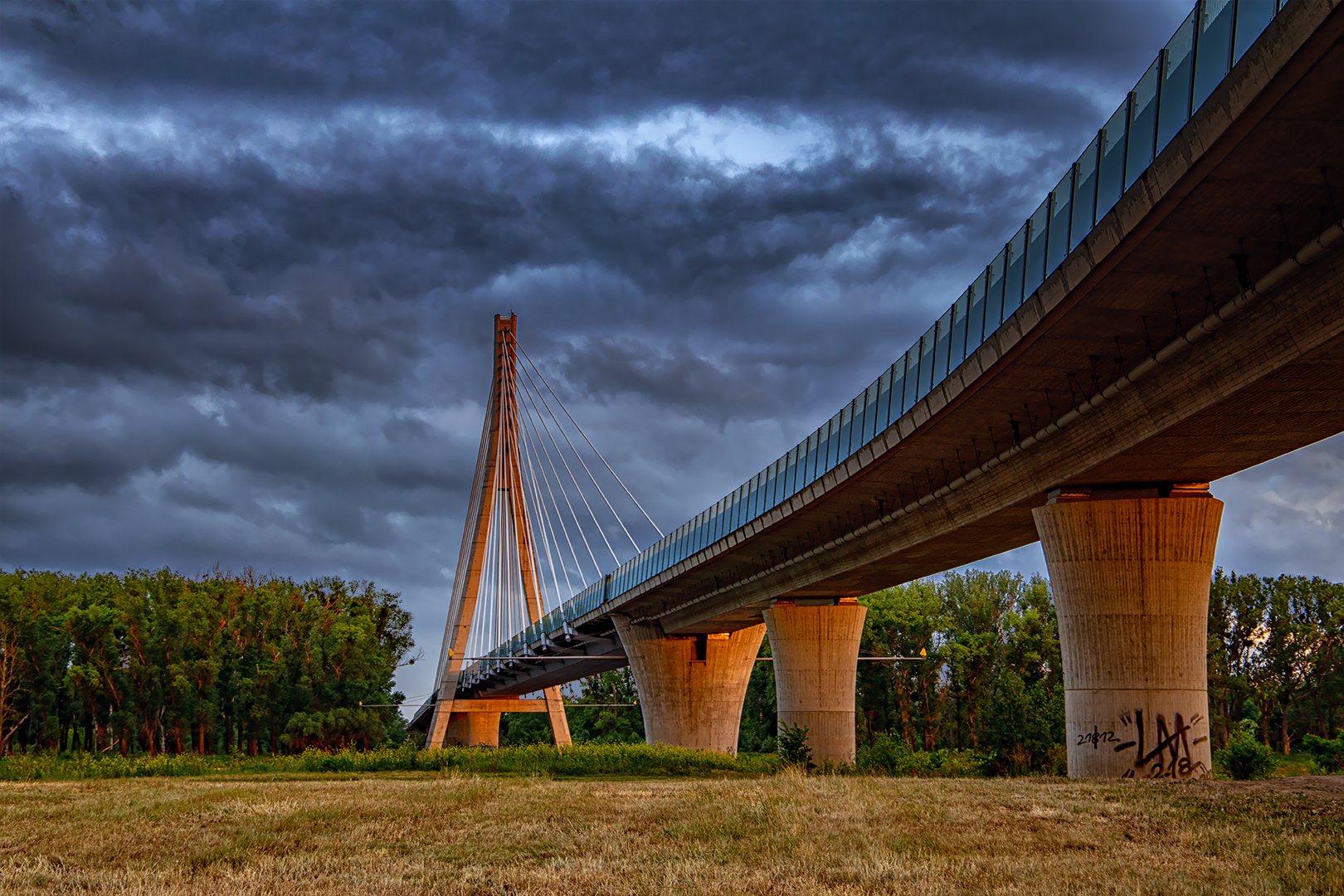 Die Schönebecker Elbauenbrücke...