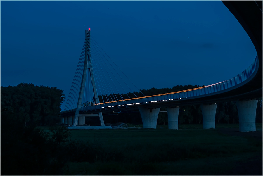 Die Schönebecker Elbauenbrücke ...