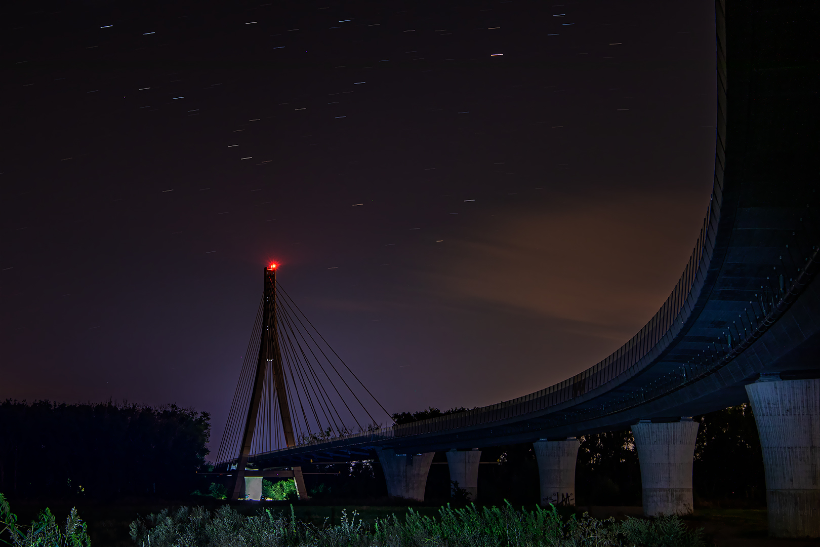 Die Schönebecker Elbauenbrücke...