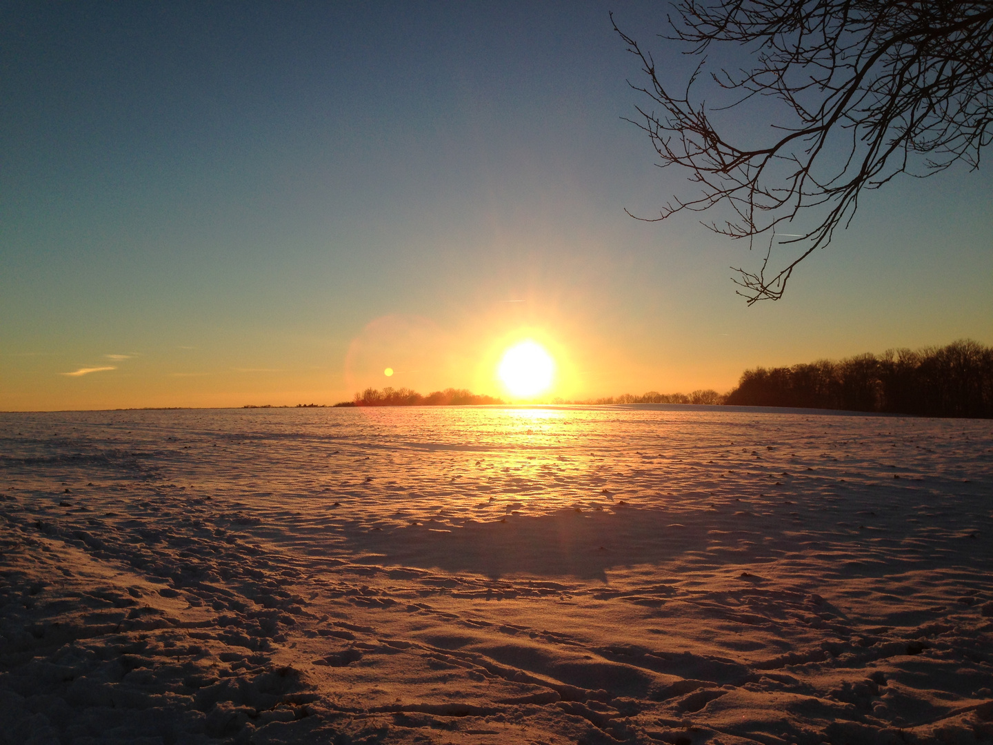 Die Schönheit des Winters bei Dämmerung