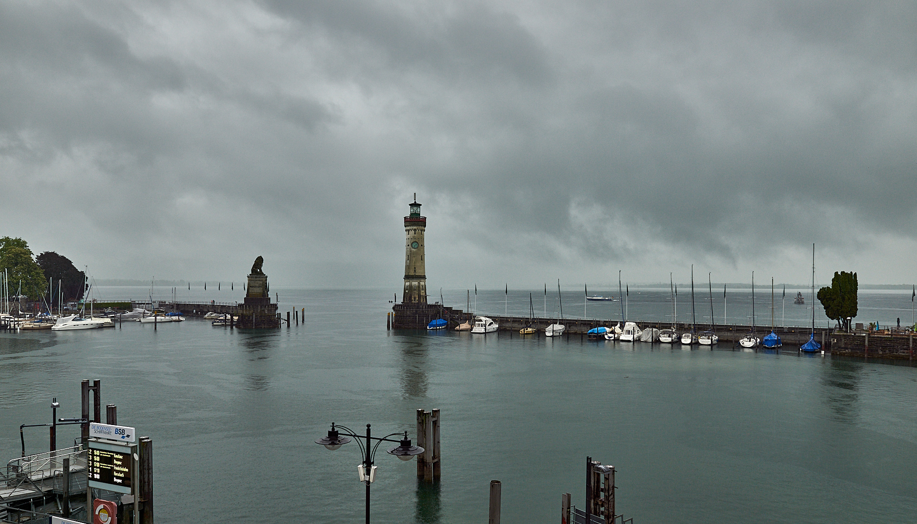 Die schönste Hafeneinfahrt am Bodensee und dann regnete es wie aus Kübeln...