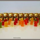 Die Schokobären gratulieren den Gummibären zum 100. Geburtstag