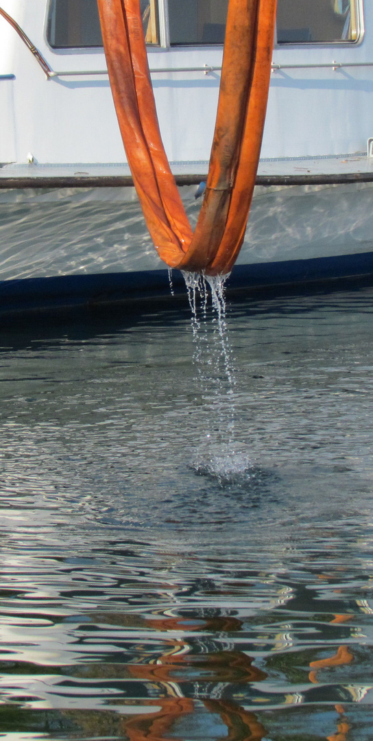 Die Schondorf schwimmt, die Gurte können aus dem Wasser