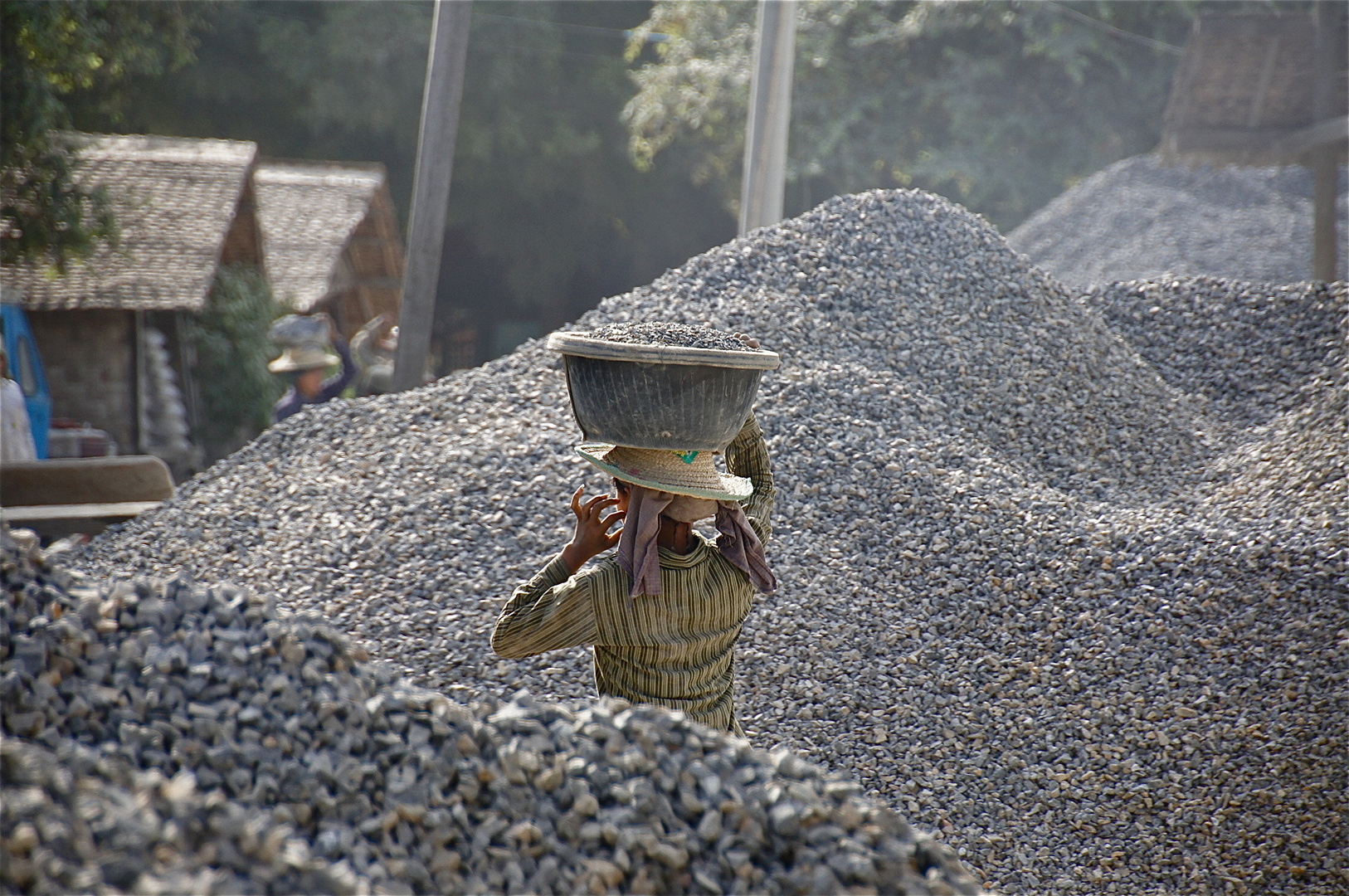 die schotterträgerin, burma 2011