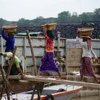 die schotterträgerinnen für den strassenbau, unfassbar!!! burma 2011