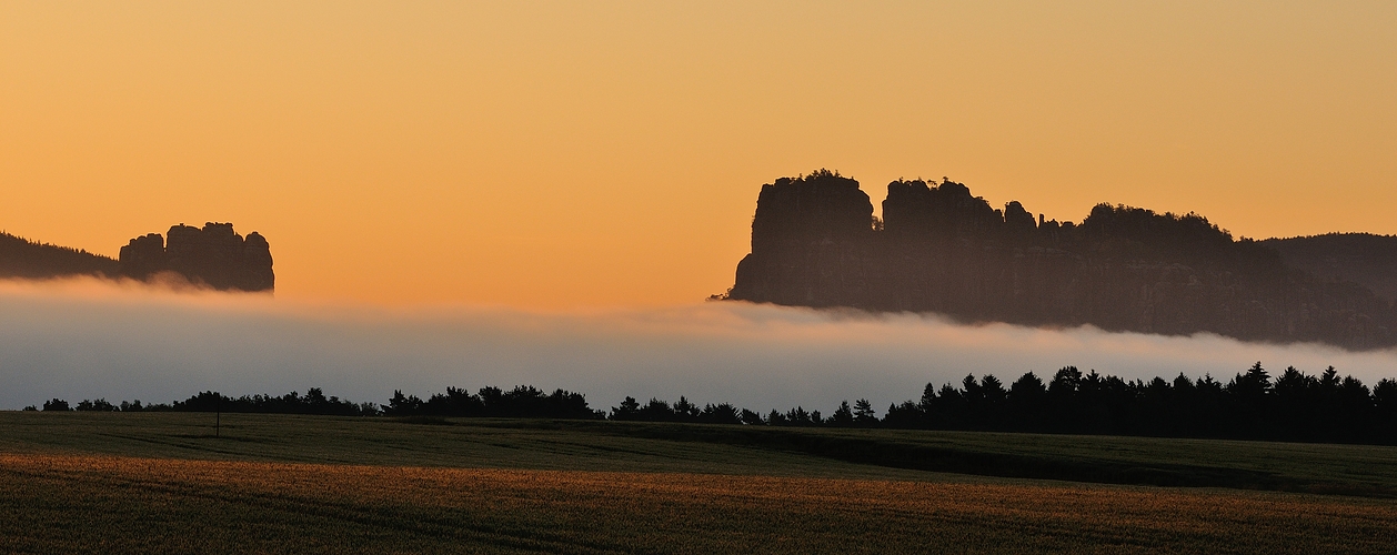 Die Schrammsteine beim Sonnenaufgang 5 UHR, aus dem Wohnzimmer unserer...