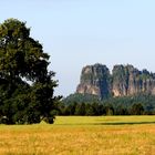 Die Schrammsteine (Sächsische Schweiz), angestrahlt von der Abendsonne.