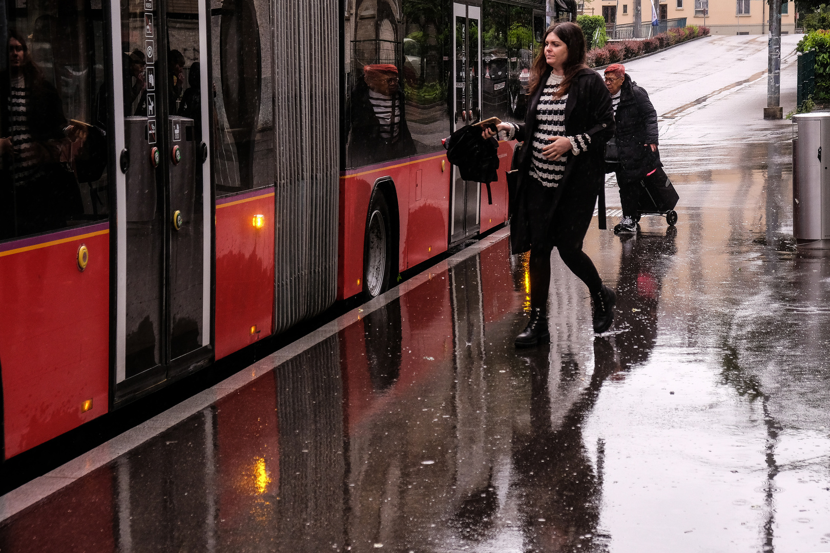 Die Schritte durch den Regen