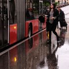 Die Schritte durch den Regen
