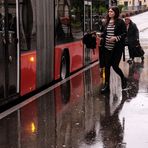 Die Schritte durch den Regen