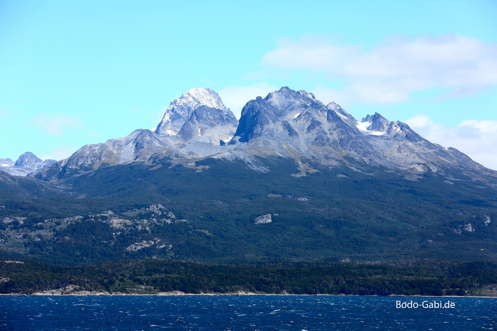 Die schroffen Berge entlang des Beagle-Kanals