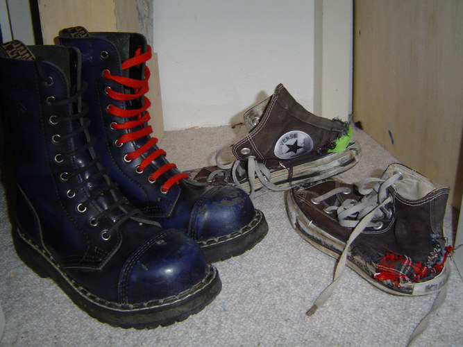 die schuhe des lieblings punks der nazis meiner wohngegend