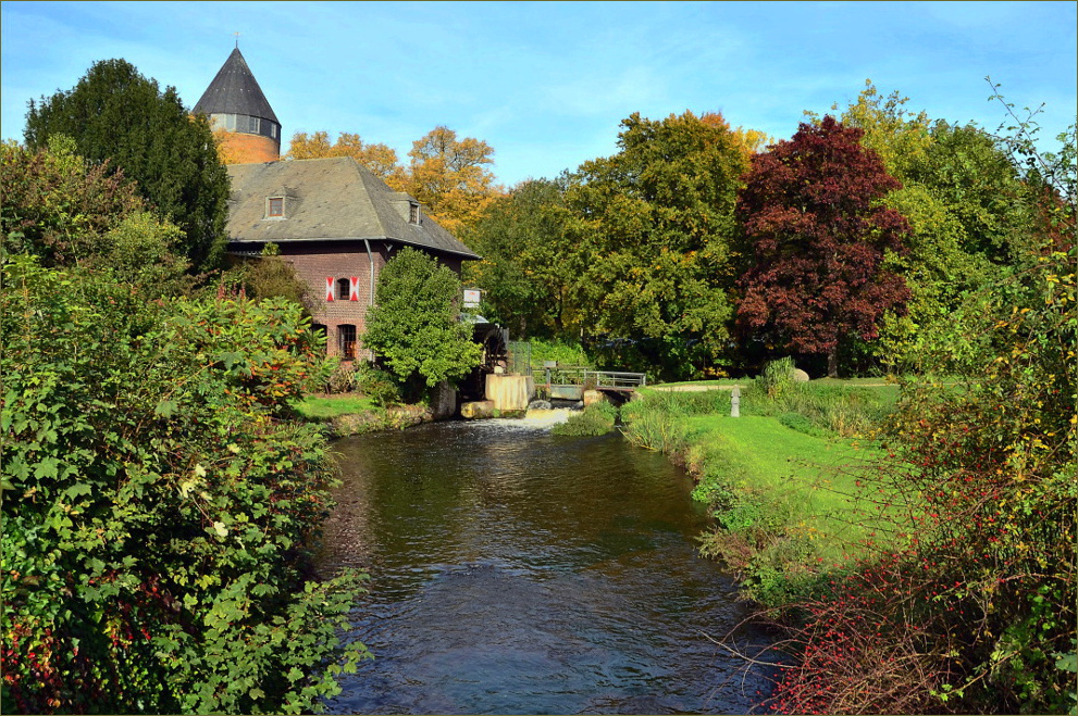Die Schwalm bei Brüggen a. Niederrhein mit "Alter Mühle" und Burg
